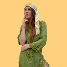 Charger l'image dans la galerie, Foulard vintage Nina - Imprimé couronnes Hermès Paris.