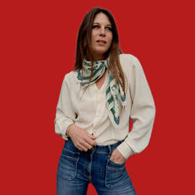 Charger l'image dans la galerie, Foulard vintage Elfy - Pur soie. Fleurs et papillons. Musée du Louvre. Made in France