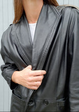 Charger l'image dans la galerie, Veste vintage Adelle - Cuir noir. Taille XL, 42, 44. Reginapary. Made in France.