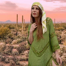 Charger l'image dans la galerie, Foulard vintage Nina - Imprimé couronnes Hermès Paris.