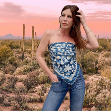 Charger l'image dans la galerie, Foulard vintage Nelly - Pure soie, roulotté main. Jacques Fath Paris. Made in France