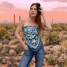 Charger l'image dans la galerie, Foulard vintage Nelly - Pure soie, roulotté main. Jacques Fath Paris. Made in France