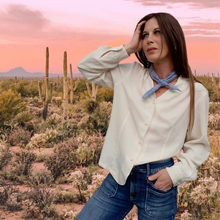 Charger l'image dans la galerie, Bandana Géorgia - Imprimé cachemire bleu et rose. Made in U.S.A