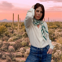 Charger l'image dans la galerie, Foulard vintage Elfy - Pur soie. Fleurs et papillons. Musée du Louvre. Made in France