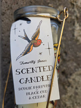 Charger l'image dans la galerie, Bougie parfumée Palmistry - Bocal en verre avec anse dorée. Black oud Cedar. 6x20x6. Tattoo The Palmist
