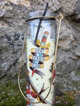Charger l'image dans la galerie, Bougie parfumée Palmistry - Bocal en verre avec anse dorée. Black oud Cedar. 6x20x6. Tattoo The Palmist
