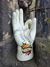 Charger l'image dans la galerie, Main Family - Chiromancie. En porcelaine blanche tatouée rockabilly. The Palmist. Palmistry
