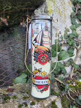 Charger l'image dans la galerie, Bougie parfumée Palmistry - Bocal en verre avec anse dorée. Dark amber &amp; leather  6x20x6. Tattoo The Palmist Temerity Jones
