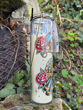 Charger l'image dans la galerie, Bougie parfumée Palmistry - Bocal en verre avec anse dorée. Dark amber &amp; leather  6x20x6. Tattoo The Palmist Temerity Jones

