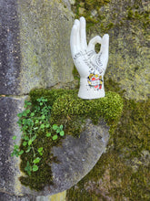 Charger l'image dans la galerie, Main Family - Chiromancie. En porcelaine blanche tatouée rockabilly. The Palmist. Palmistry
