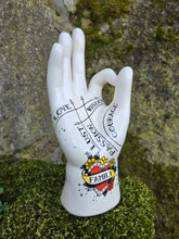 Charger l'image dans la galerie, Main Family - Chiromancie. En porcelaine blanche tatouée rockabilly. The Palmist. Palmistry

