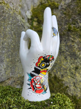 Charger l'image dans la galerie, Main Family - Chiromancie. En porcelaine blanche tatouée rockabilly. The Palmist. Palmistry

