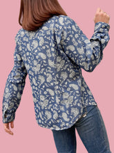 Charger l&#39;image dans la galerie, Chemisier &quot;Seconde&quot; Karen - Denim imprimé paisley. Taille M, 38, 40. John Baner. Made in Bangladesh.
