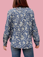 Charger l&#39;image dans la galerie, Chemisier &quot;Seconde&quot; Karen - Denim imprimé paisley. Taille M, 38, 40. John Baner. Made in Bangladesh.
