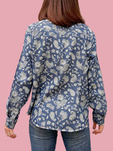 Charger l&#39;image dans la galerie, Chemisier &quot;Seconde&quot; Karen - Denim imprimé paisley. Taille M, 38, 40. John Baner. Made in Bangladesh.
