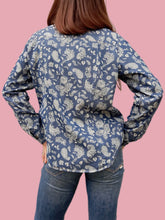 Charger l&#39;image dans la galerie, Chemisier &quot;Seconde&quot; Karen - Denim imprimé paisley. Taille M, 38, 40. John Baner. Made in Bangladesh.
