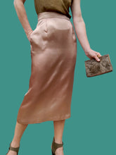 Charger l&#39;image dans la galerie, Jupe vintage Lara - Satin vieux rose. Mi-longue. Taille M, 38, 40. Made in France.
