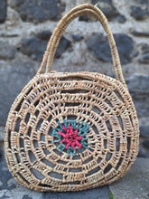 Charger l&#39;image dans la galerie, Panier Aléxia - Tressé en osier rond au motif coloré central rose et vert.
