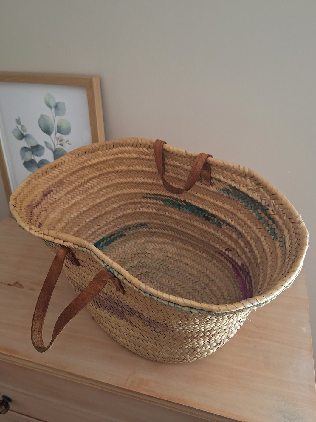 Grand panier Leslie - En paille tressée à motifs verts subtiles.