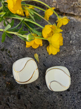 Charger l'image dans la galerie, Boucles d'oreilles Ginette - Carrés blanc et doré chic
