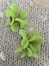 Charger l'image dans la galerie, Boucles d'oreilles Yvonne - Bouquet Floral Vert anis.

