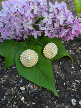 Charger l'image dans la galerie, Boucles d'oreilles Margot - Dôme de perles ivoire. Classique, romantique et résolument rétro.
