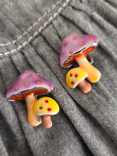 Charger l'image dans la galerie, Boucles d'oreilles Fanny - Duo de champignons - Pop &amp; Fantaisie en émail peint

