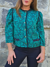 Charger l'image dans la galerie, Veste fine vintage Inès - Imprimé abstrait noir sur fond vert émeraude irisé. Taille M ou 38, 40. Chant Grill. Made in France
