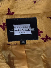 Charger l'image dans la galerie, Veste blazer Linda - Imprimé papillons bordeaux en all-over sur fond jaune. Taille S, 36, 38. Nathalie Chaize. Made in France
