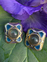Charger l'image dans la galerie, Boucles d'oreilles Diane – Cabochons Baroques et Émail Bleu Byzantin

