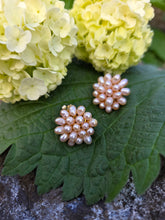 Charger l'image dans la galerie, Boucles d'oreilles Lucie -  Pompons de Perles de Riz Rose Poudré
