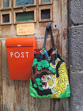 Charger l&#39;image dans la galerie, Sac Chrissie - En tissu et perles thermocollantes. Tigre rugissant et jungle luxuriante.
