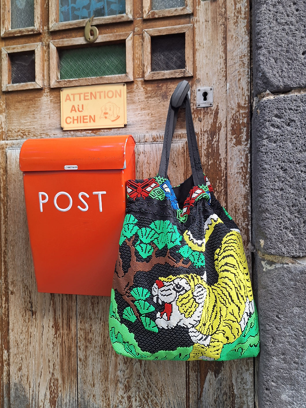 Sac Chrissie - En tissu et perles thermocollantes. Tigre rugissant et jungle luxuriante.