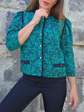 Charger l'image dans la galerie, Veste fine vintage Inès - Imprimé abstrait noir sur fond vert émeraude irisé. Taille M ou 38, 40. Chant Grill. Made in France
