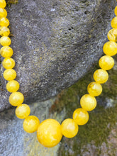 Charger l'image dans la galerie, Collier Sautoir Solange - Dégradé chaud de perles jaune ambrées miel.
