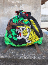 Charger l&#39;image dans la galerie, Sac Chrissie - En tissu et perles thermocollantes. Tigre rugissant et jungle luxuriante.

