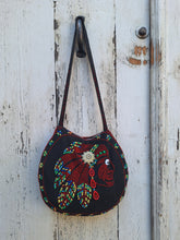 Charger l&#39;image dans la galerie, Sac besace rond Naelle - En perles thermocollées sur tissu noir. Motif indien.
