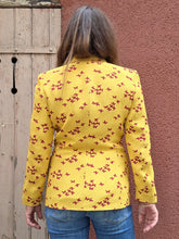 Charger l'image dans la galerie, Veste blazer Linda - Imprimé papillons bordeaux en all-over sur fond jaune. Taille S, 36, 38. Nathalie Chaize. Made in France
