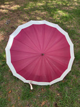 Charger l'image dans la galerie, 📿🍍Parapluie Alice - Grand modèle bicolore bordeaux et blanc. Breaker.
