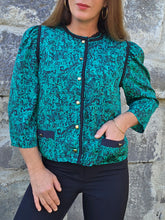Charger l'image dans la galerie, Veste fine vintage Inès - Imprimé abstrait noir sur fond vert émeraude irisé. Taille M ou 38, 40. Chant Grill. Made in France
