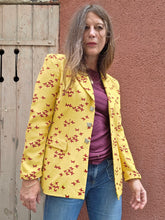 Charger l'image dans la galerie, Veste blazer Linda - Imprimé papillons bordeaux en all-over sur fond jaune. Taille S, 36, 38. Nathalie Chaize. Made in France
