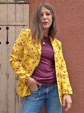 Charger l'image dans la galerie, Veste blazer Linda - Imprimé papillons bordeaux en all-over sur fond jaune. Taille S, 36, 38. Nathalie Chaize. Made in France
