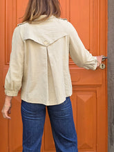 Charger l'image dans la galerie, Veste 'seconde' Lisa - Type saharienne trench beige naturel. Bavolets devant &amp; dos. Taille M, 40, 42. Machin Chose
