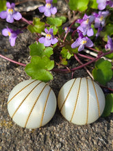 Charger l'image dans la galerie, Boucles d'oreilles Colette - En résine nacrée et dorures ciselées. Brillance ivoire romantique
