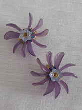 Charger l'image dans la galerie, Boucles d'oreilles Léane - Étoile Florale Mauve &amp; Cristal Givré violet
