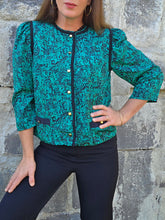 Charger l'image dans la galerie, Veste fine vintage Inès - Imprimé abstrait noir sur fond vert émeraude irisé. Taille M ou 38, 40. Chant Grill. Made in France
