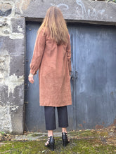 Charger l'image dans la galerie, Trench vintage Florence - En suédine marron chocolat 70s. Taille L, 40, 42. Made in France
