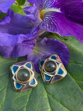 Charger l'image dans la galerie, Boucles d'oreilles Diane – Cabochons Baroques et Émail Bleu Byzantin
