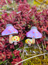 Charger l'image dans la galerie, Boucles d'oreilles Fanny - Duo de champignons - Pop &amp; Fantaisie en émail peint
