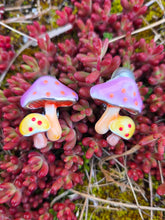 Charger l'image dans la galerie, Boucles d'oreilles Fanny - Duo de champignons - Pop &amp; Fantaisie en émail peint
